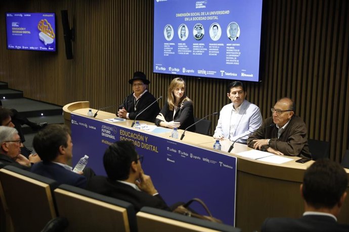 Manuel Medina, de la Asamblea Nacional de la República del Ecuador; Isabel Diez Vial, vicerrectora de Desarrollo e Impacto Económico y Social de UNIR; Francisco Moran, rector Universidad de Guayaquil; y Henry Polanco, vicerrector Univerisidad Arequipa