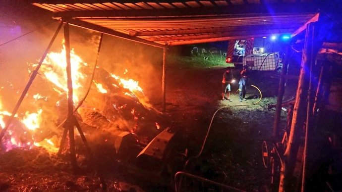 Un incendio forestal en Quijas afecta a maquinaria agrícola y una pila de forraje