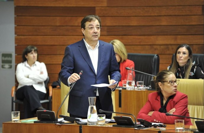 El presidente de la Junta de Extremadura, Guillermo Fernández Vara, en el pleno de la Asamblea de Extremadura