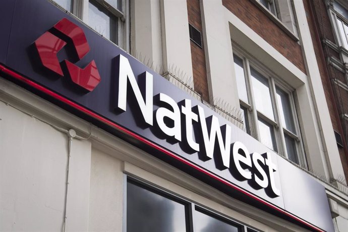Archivo - FILED - 11 August 2016, United Kingdom, London: A general view of a branch of NatWest at Bishopsgate. The banking group saw its pre-tax operating profit hit 2.6 billion in the last six-month period, up 13\% and ahead of what analysts had pred