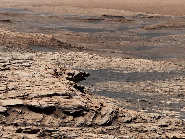Unida a partir de 28 imágenes, esta vista del rover Curiosity Mars de la NASA fue capturada después de que el rover ascendiera por la empinada pendiente de una característica geológica llamada "Greenheugh Pediment".