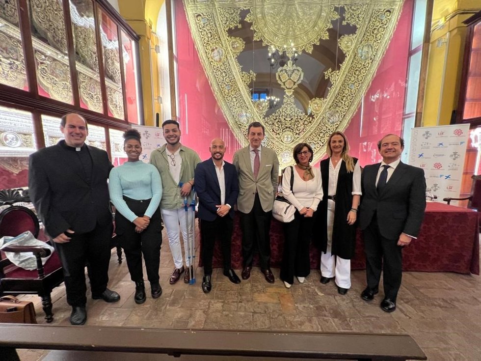 El hermano mayor, con la vicerrectora de Servicios Sociales de la US, miembros de la junta de gobierno de Los Estudiantes y tres de los becados por la cofradía universitaria.