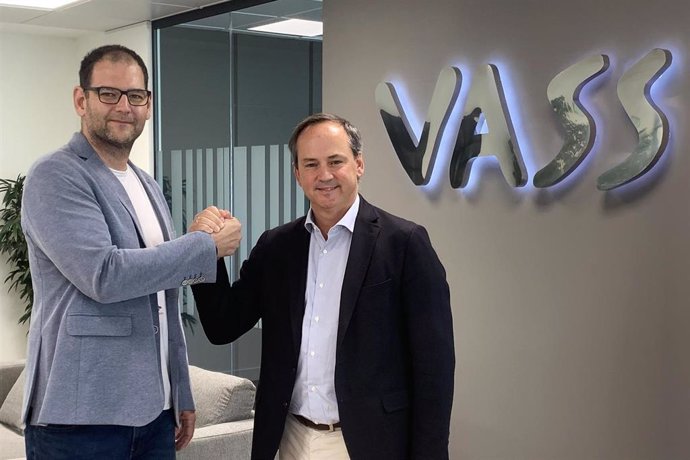 El consejero delegado de Intelygenz, Pepe Pérez, y el consejero delegado y presidente de Vass, Francisco Javier Latasa, sellan el acuerdo en la sede de la empresa compradora