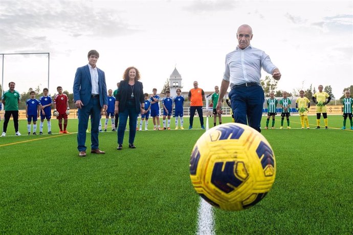 El alcalde de Sevilla realiza el saque de honor en el nuevo campo de césped artificial de Bellavista.