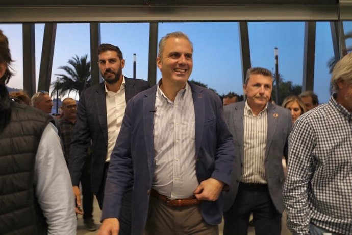 El vicepresidente de Vox, Javier Ortega Smith, junto a dirigentes del partido en la Región de Murcia, durante la feria Sepor