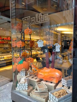 Escaparate con motivo de Halloween de pastelería Maite, en Murcia