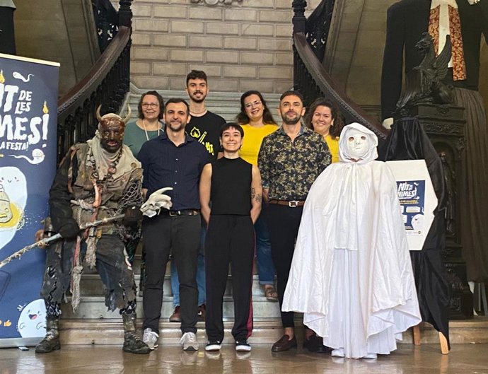 El regidor de Educación y Política Lingüística y distrito Norte, Lloren Carrió, la directora general de Participació Ciudadana, Irene Sánchez, y el coordinador de Distrito Norte, Miquel Barcel, y representantes de algunas entidades y asociaciones.