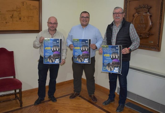 El concejal de cultura de Villarrobledo, Bernardo Ortega, junto al Vicepresidente de Quercus Robur, Antonio Arribas, ha presentado hoy la décimo sexta edición del Festival Nacional de Voces Iguales