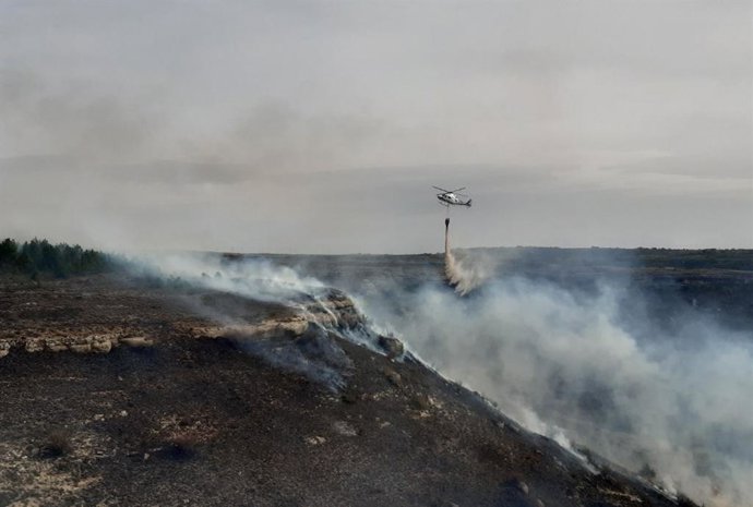 Descarga de un helicóptero en las tareas de lucha contra el fuego en Gredilla de Sedano.