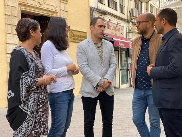 El coordinador general de IU Andalucía, Toni Valero (en el centro), en Córdoba.