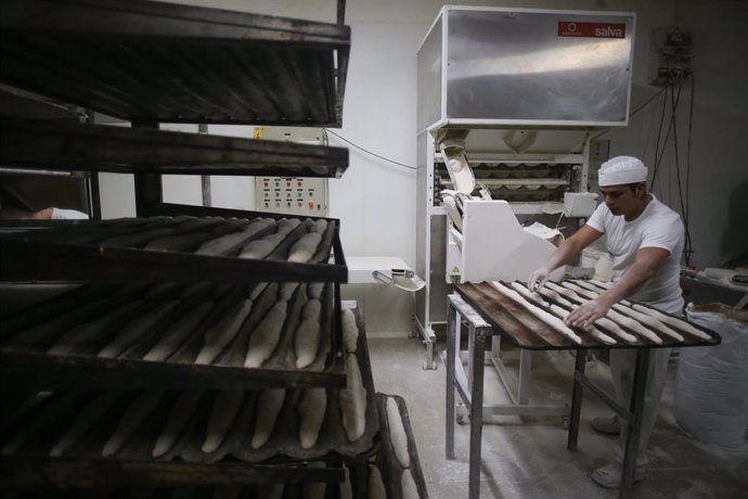 Un trabajador prepara barras de pan en el obrador de la Panaderia Migas, a 28 de octubre de 2022, en Lugo, Galicia (España). El incremento de los precios de la energía y el combustible unido al de las materias primas por la escasez de suministros ha lle