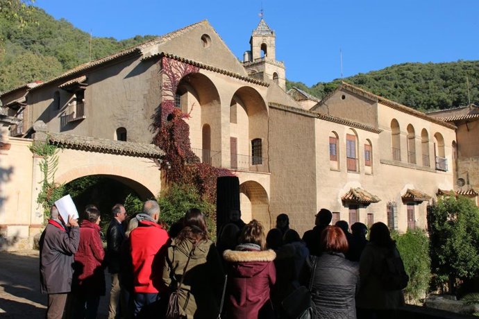 Visitantes en el Monasterio de San Jerónimo de Valparaíso.
