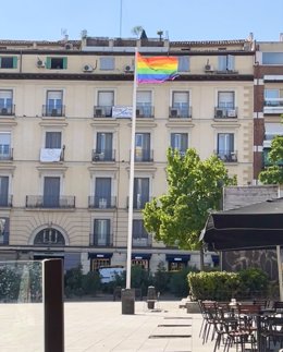 Archivo - Bandera LGTBI permanente en la plaza de Pedro Zerolo.