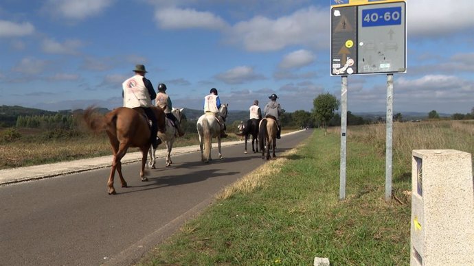 Peregrinos realizan el Camino a caballo.