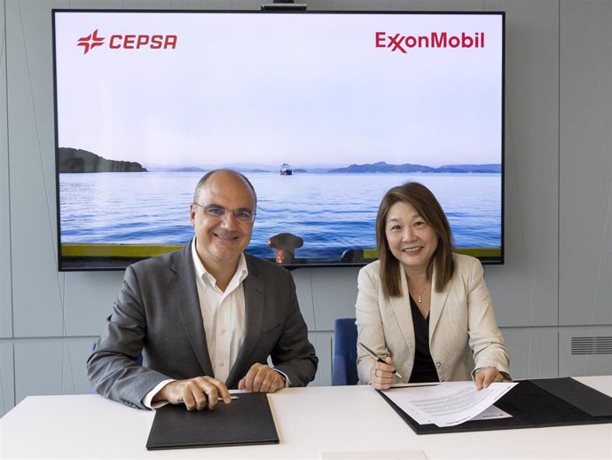 Carlos Barrasa, director de Clean Energies de Cepsa y Joanne Eu, directora global de lubricantes marinos y de aviación de ExxonMobil