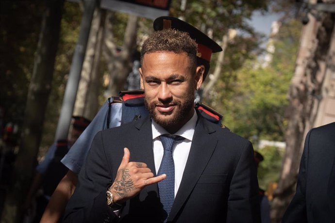 El delantero del Paris Saint-Germain Neymar Da Silva a su salida del juicio por el caso Neymar 2, en la Audiencia de Barcelona, a 18 de octubre de 2022, en Barcelona, Cataluña (España). 