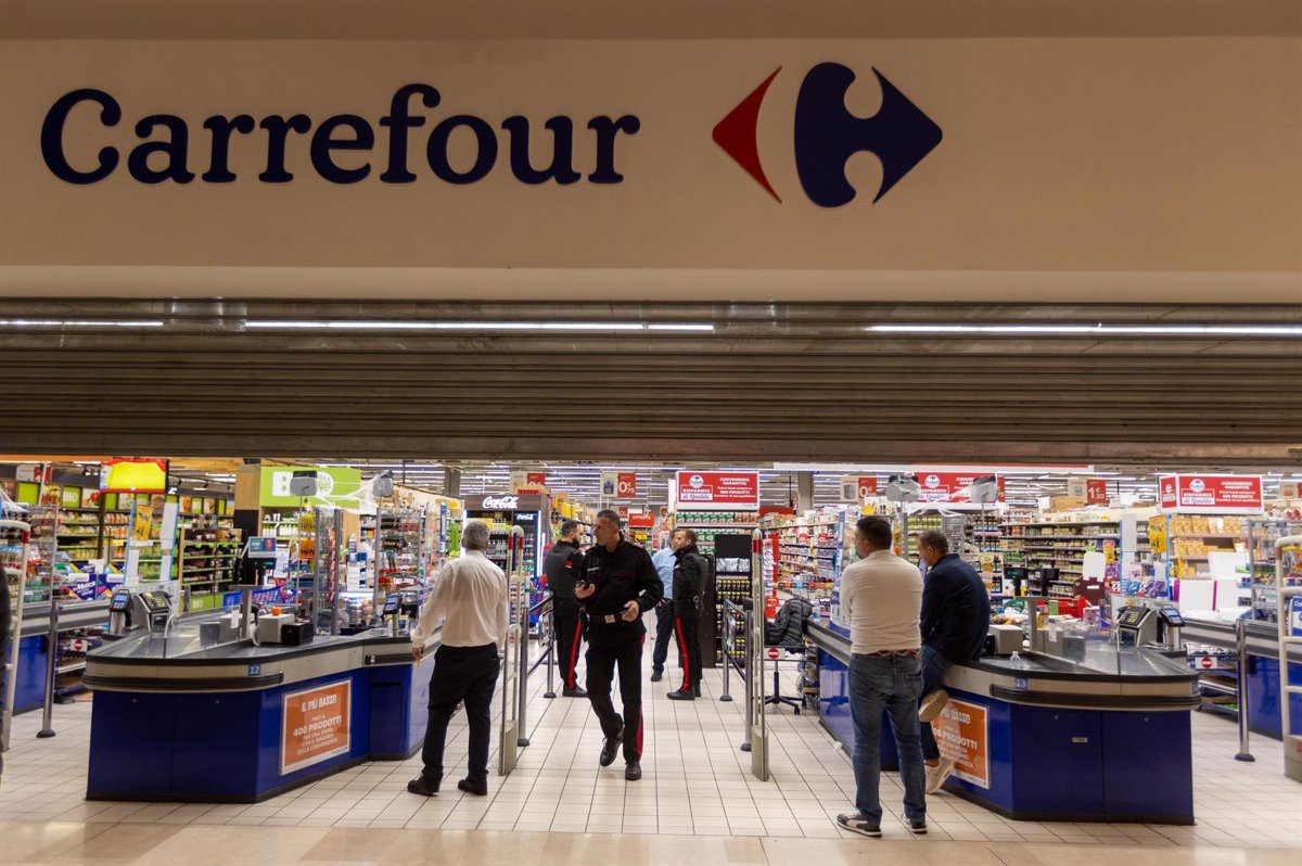 Carrefour ha rimosso gli oggetti taglienti dal suo negozio in Italia dopo essere stato accoltellato più volte