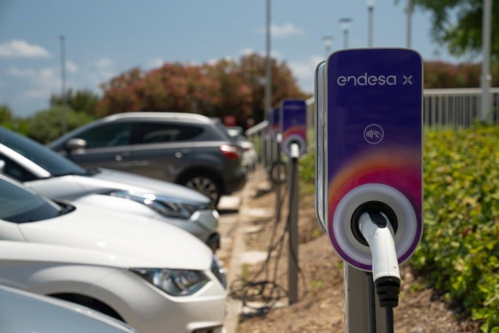 Archivo - Puntos de recarga para coches eléctricos en Port Aventura.