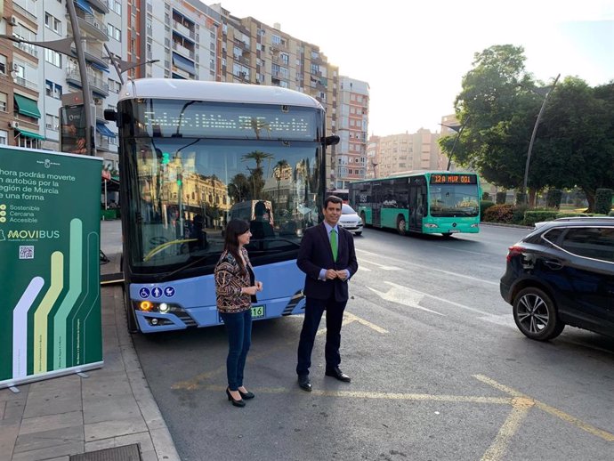 El consejero de Fomento e Infraestructuras, José Ramón Díez de Revenga, y la directora general de Movilidad, Marina Munuera, presentan la próxima compra de autobuses eléctricos que darán los servicios de transporte público de Movibus