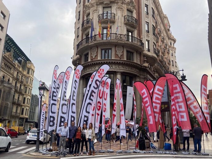 Movilizaciones de empleados de banca en la sede de CaixaBank en Valencia para reclamar compensaciones salariales ante la elevada inflación.