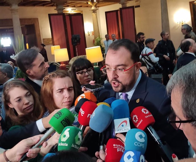 Adrián Barbón atiende a los medios en el Hotel de la Reconquista.
