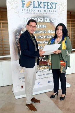 El director general del ICA, Manuel Cebrián, y la directora de Folkfest, Alicia Baltasar, frente al cartel de la nueva edición del festival