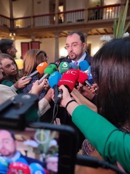Adrián Barbón atiende a los medios de comunicación en el Hotel de la Reconquista.