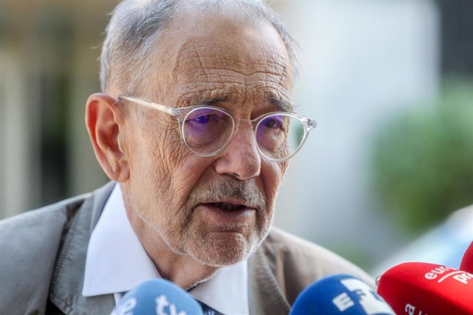 Archivo - El presidente del Real Patronato del Museo Nacional del Prado y expresidente de la OTAN, Javier Solana, ofrece declaraciones a los medios a su salida del velatorio del exministro de Cultura José Guirao, en el tanatorio San Isidro, a 11 de juli