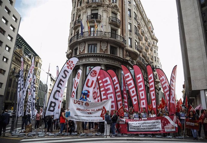 Varios trabajadores del sector financiero se manifiestan delante de la sede de CaixaBank, a 28 de octubre de 2022, en Valencia, Comunidad Valenciana (España). 