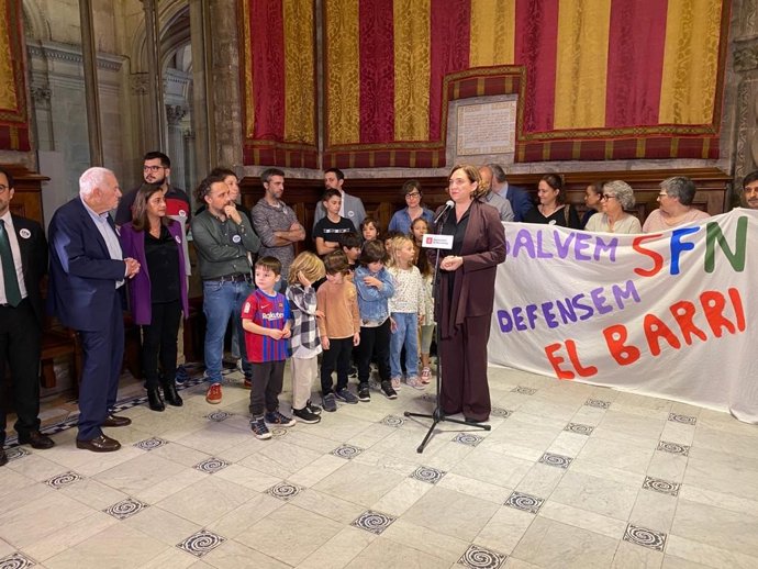Representantes de las familias de la Escola Sant Felip Neri en el barrio Gtic de Barcelona junto a representantes de los grupos municipales.