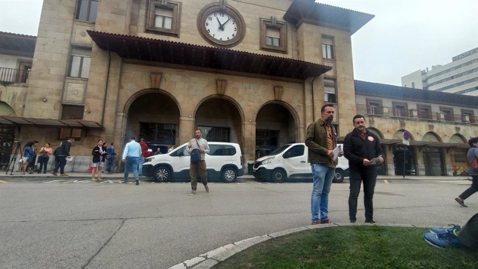 José Manuel Zapico y Javier Fernández Lanero, frente a la estacion de Renfe de Oviedo