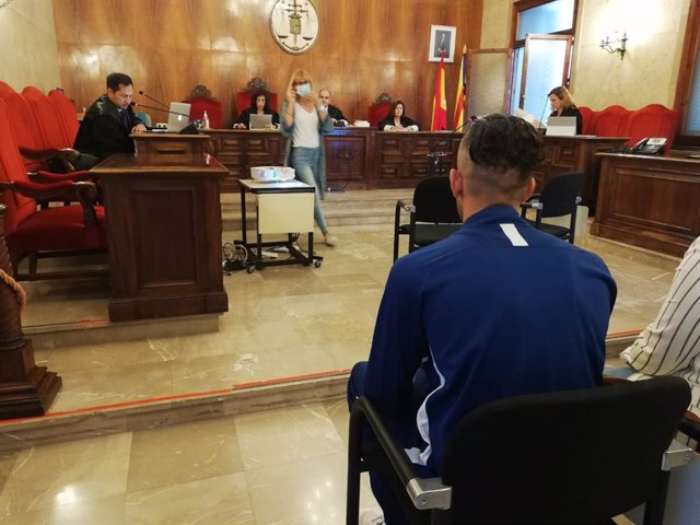 El acusado de patronear una patera de Argelia a Cabrera con 16 personas a bordo, sentado en la Audiencia Provincial para el juicio