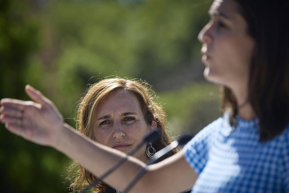 Archivo - La portavoz de Más Madrid en la Asamblea, Mónica García (de frente), y la portavoz de Más Madrid en el Ayuntamiento de Madrid, Rita Maestre  
