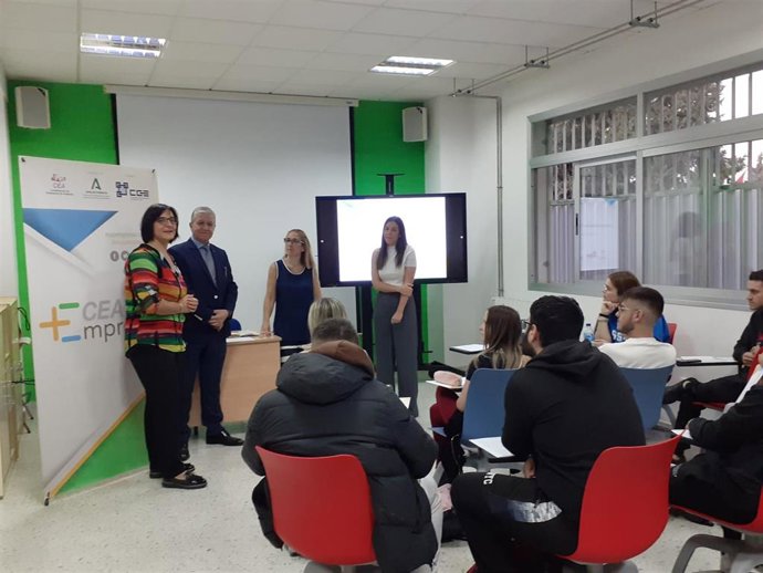 La delegada de Desarrollo Educativo de la Junta en Granada, María José Martín, a la izquierda en la imagen, en el colegio Hurtado de Mendoza