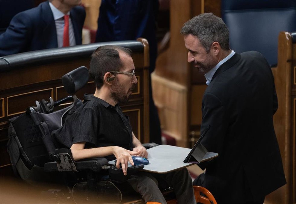 El portavoz de Unidas Podemos en el Congreso, Pablo Echenique (i) y el diputado de Ciudadanos Guillermo Díaz (d), durante un debate en el Congreso 
