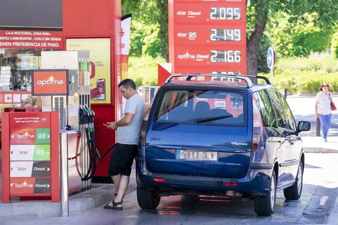 Archivo - Un hombre echa gasolina en una estación de servicio, el primer día de la primera operación salida del verano de 2022, a 1 de julio de 2022, en Madrid (España). El dispositivo desplegado por la Dirección General de Tráfico (DGT) para la primera