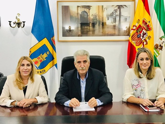 La delegada territorial de Economía, Hacienda y Fondos Europeos y de Política Industrial y Energía de la Junta en Cádiz, Inmaculada Olivero, en una reunión con el alcalde de Chipiona, Luis Mario Aparcero, y la concejala de Hacienda, María Naval