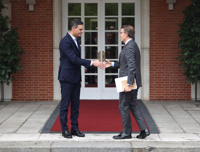 El presidente del Gobierno, Pedro Sánchez (i) y el presidente del Partido Popular, Alberto Núñez Feijóo (d)