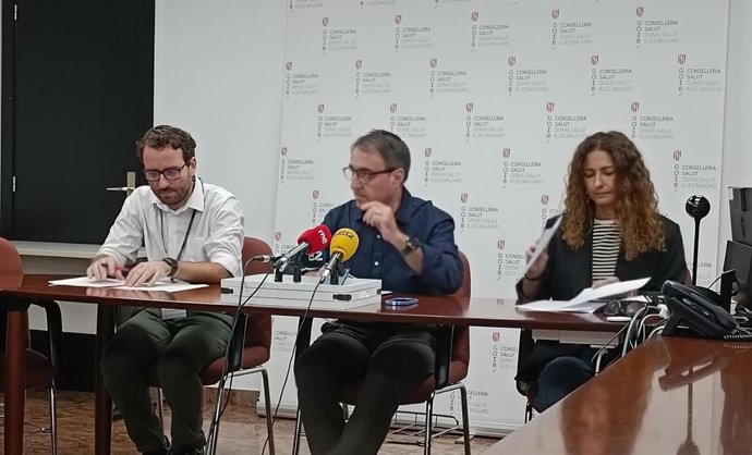 El director general del Servicio de Salud, Manuel Palomino, acompañado de la directora de Gestión y Presupuestos, María del Mar Rosell, y por el subdirector de Infraestructuras, Yago Gómez.