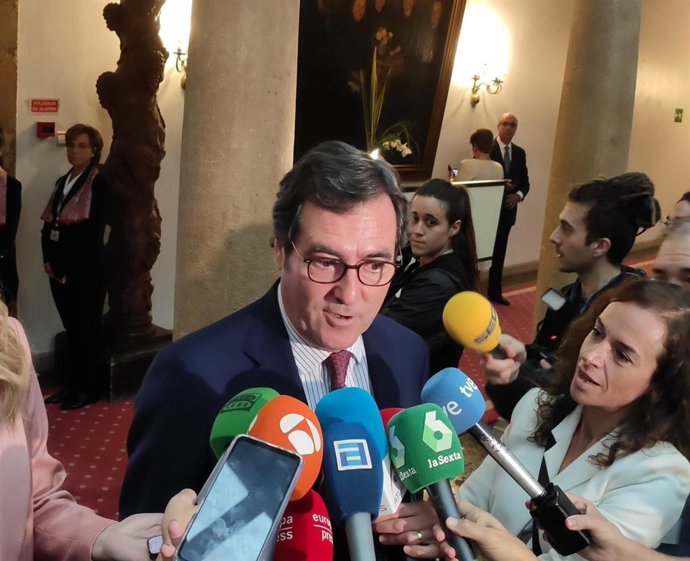 El presidente de la CEOE, Antonio Garamendi, en el hall del Hotel de la Reconquista.