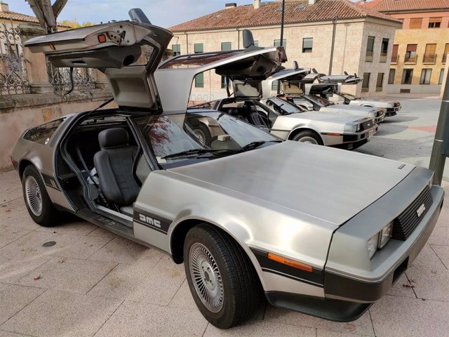 Varios de los vehículos DeLorean junto al Museo de Historia de la Automoción de Salamanca.