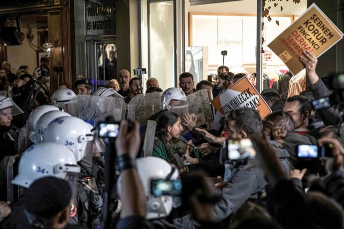 Manifestación en Estambul contra la causa abierta contra la presidenta de la Asociación de Médicos de Turquía, Sebnem Korur Fincanci 