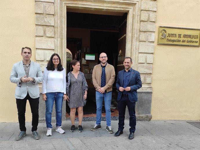 Valero (izda.), junto a dirigentes de IU en Córdoba, ante la Delegación del Gobierno andaluz en esa provincia.