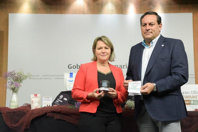 La consejera de Agricultura, Ganadería y Pesca del Gobierno de Canarias, Alicia Vanoostende, y el director del Instituto Canario de Calidad Agroalimentaria (ICCA), Basilio Pérez.