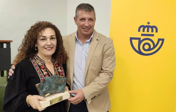 El Centro de Tratamiento Automatizado de Correos recibe trofeo por segundo puesto en el Premio a la Excelencia