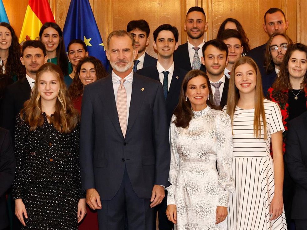 Los Reyes y sus hijas durante las tradicionales rececpciones previas a los Premios Princesa de Asturias en el Hotel Reconquista