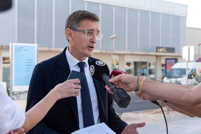 Sanchez Teruel (PSOE) atiende a los medios en el aeropuerto de Almería