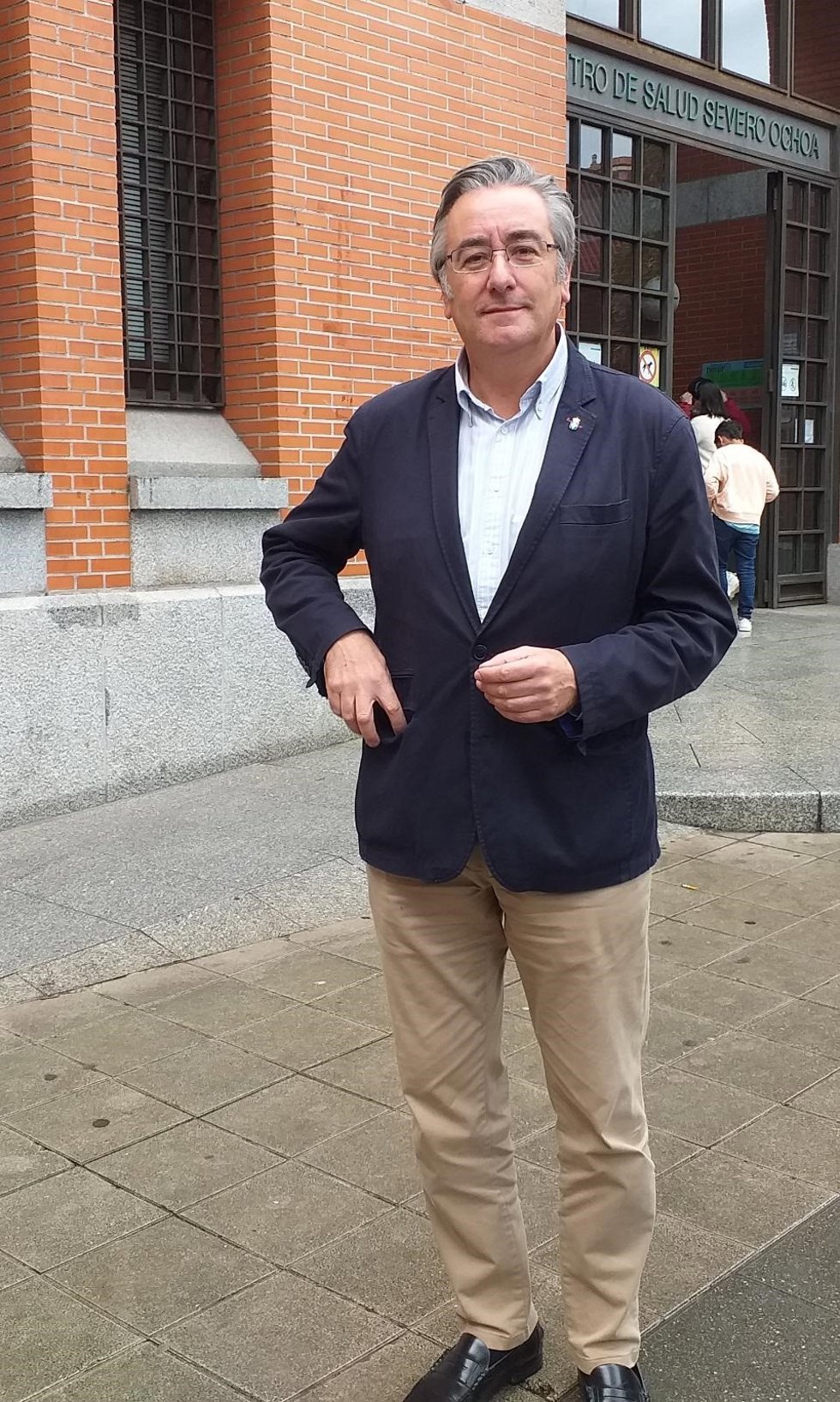 Pablo González,  presidente del PP de Gijón y en la Junta General del Principado de Asturias (JGPA), frente al centro de salud de Severo Ochoa, en Gijón, sede del área V sanitaria