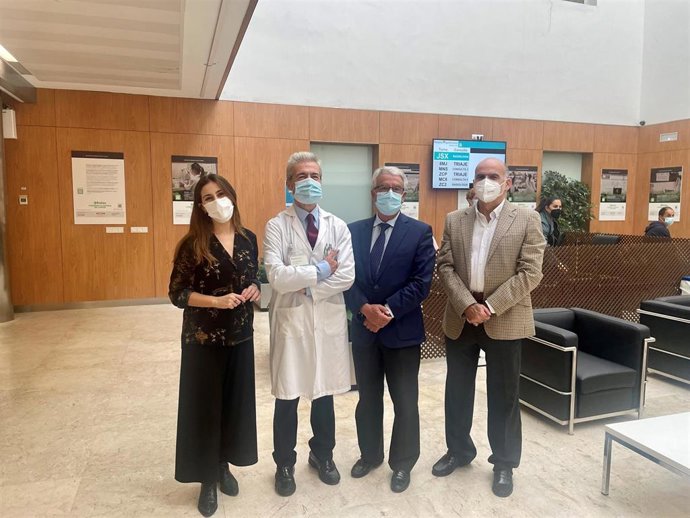 En la imagen, el gerente de la AECC, Francisco Vázquez; Begoña Sabaté, coordinadora de voluntariado de la AECC; el director médico del Quirónsalud, Manuel Barrientos, y el director gerente del centro, Obdulio Rodríguez Armijo.