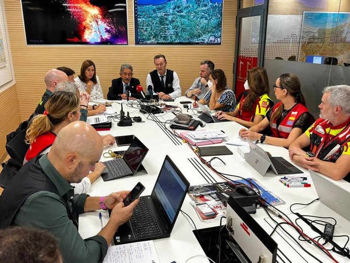 Rueda de prensa de Revilla y Blanco para informar de los incendios forestales en Cantabria, en el 112